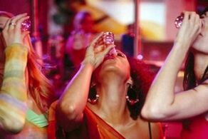 Neskek alkohola edaten dute nola egin
