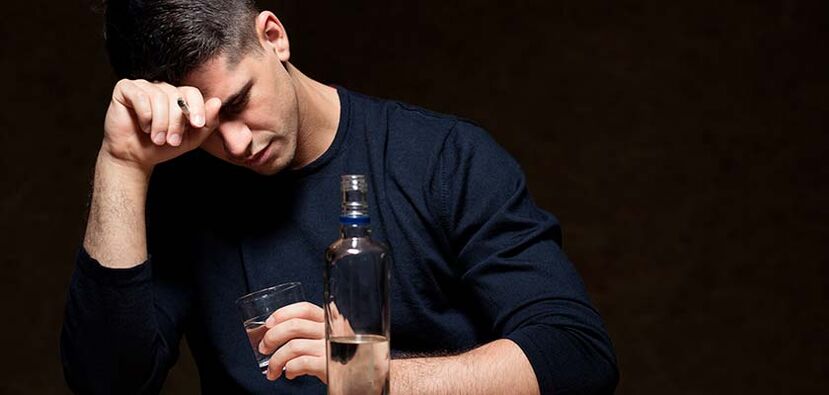 gizon batek alkohola edaten du nola utzi argazkia 1