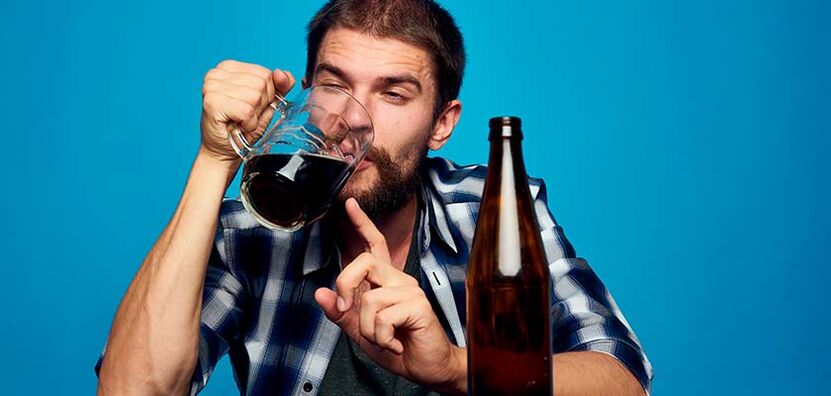 gizon batek alkohola edaten du nola utzi argazkia 2